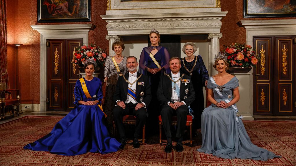 La dolencia de la reina Letizia le obliga a realizar el besamanos sentada en una silla