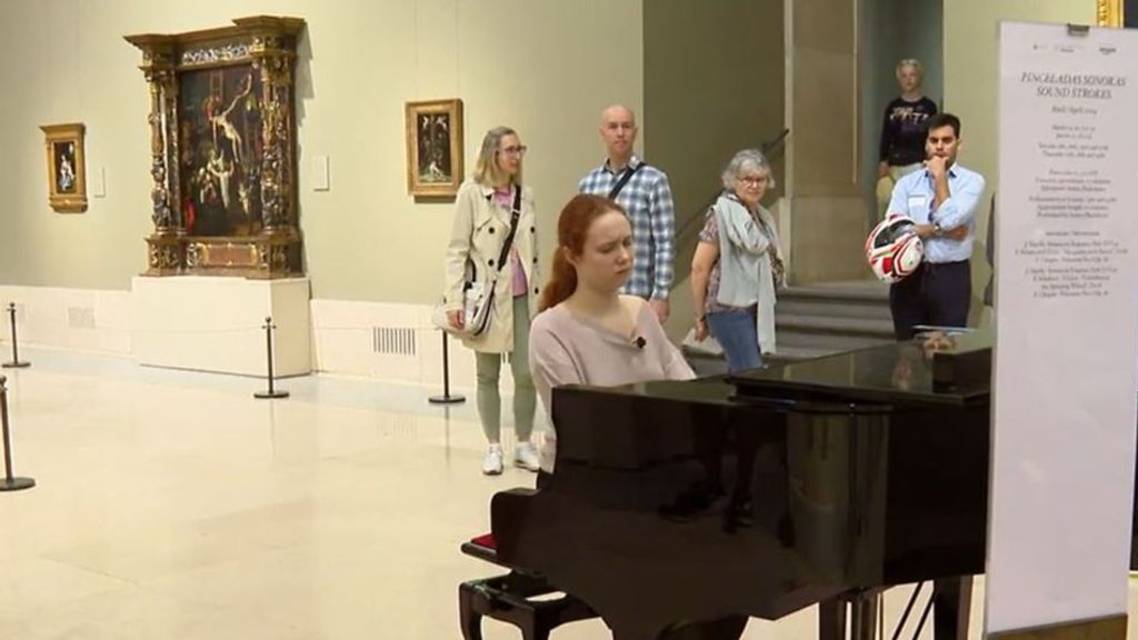 La historia Sonya Zholobova, la pianista ucraniana que pone la banda sonora al Museo Nacional del Prado