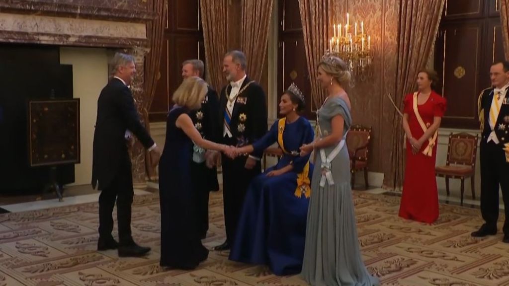 La reina Letizia saluda sentada