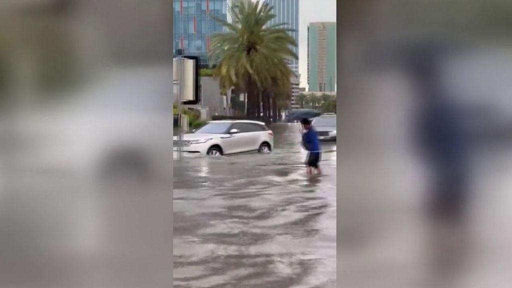 Las impresionantes imágenes de las inundaciones en Dubai: el desierto se llena de agua