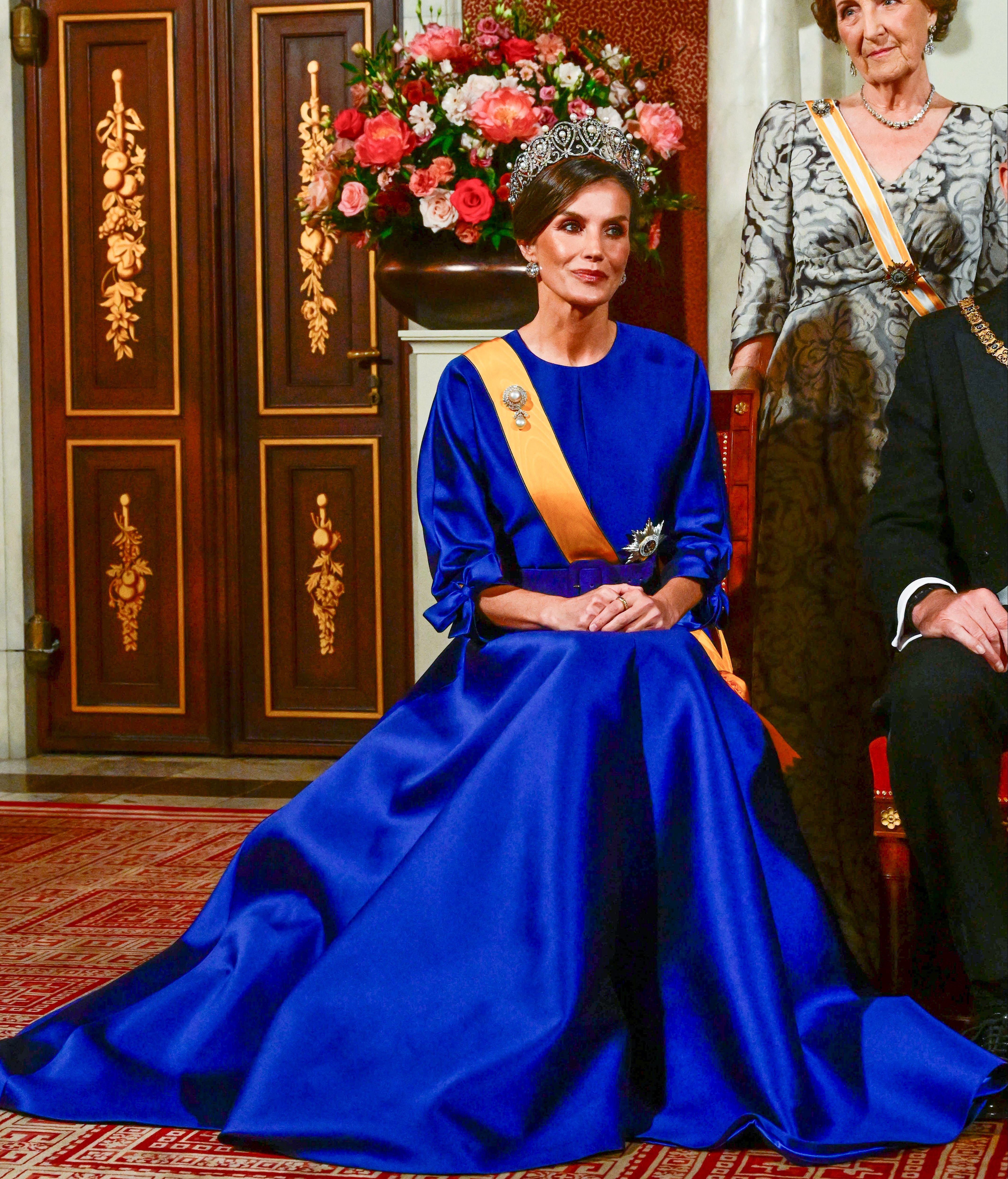 Letizia, sentada antes de la cena de gala con los reyes Guillermo y Máxima