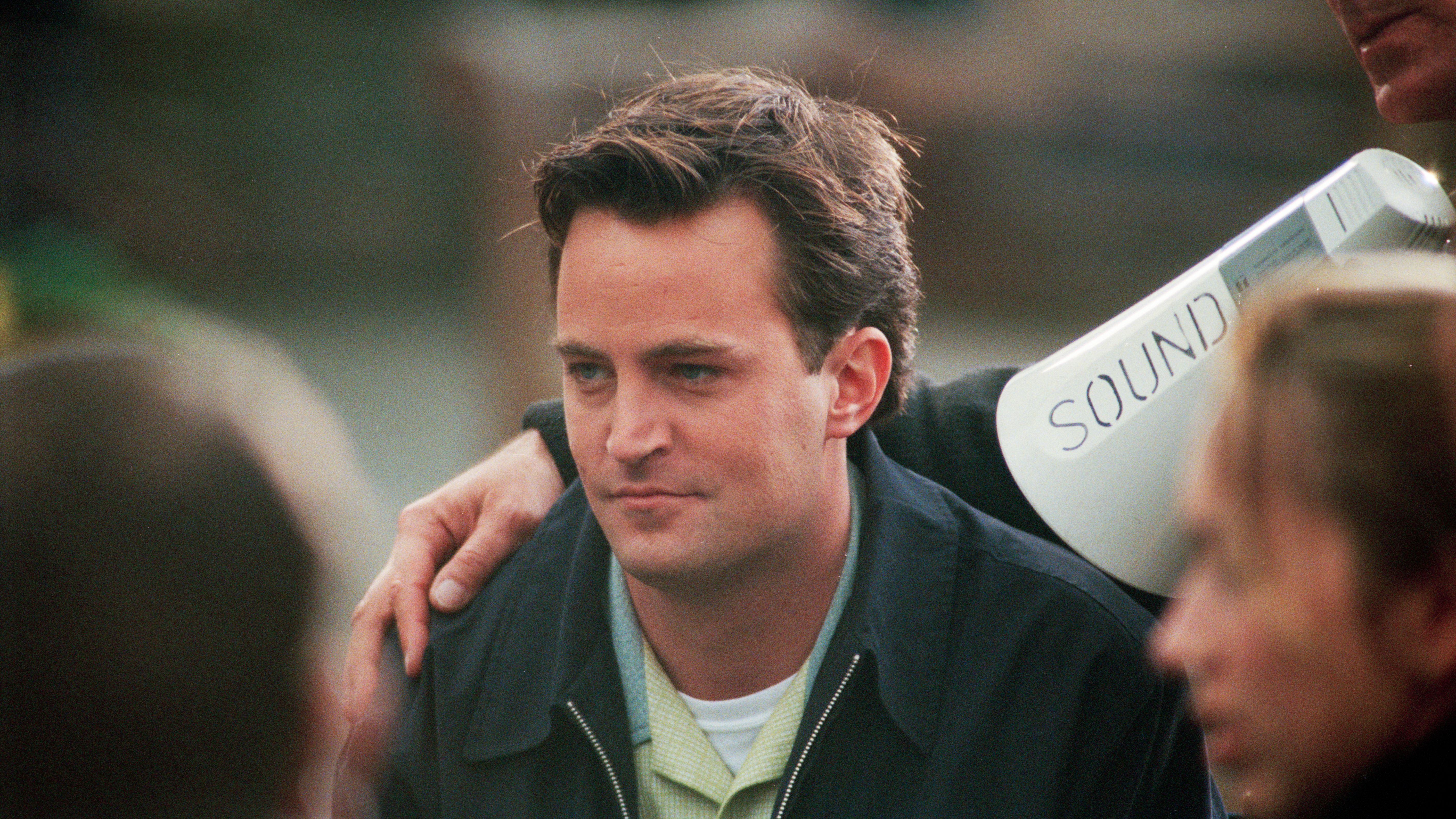 Matthew Perry. Una imagen que condensa mucho del padecimiento interior.