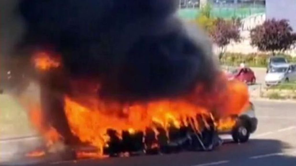 Pánico en la autopista M-11: un camión recorre parte de la carretera en llamas y sin conductor