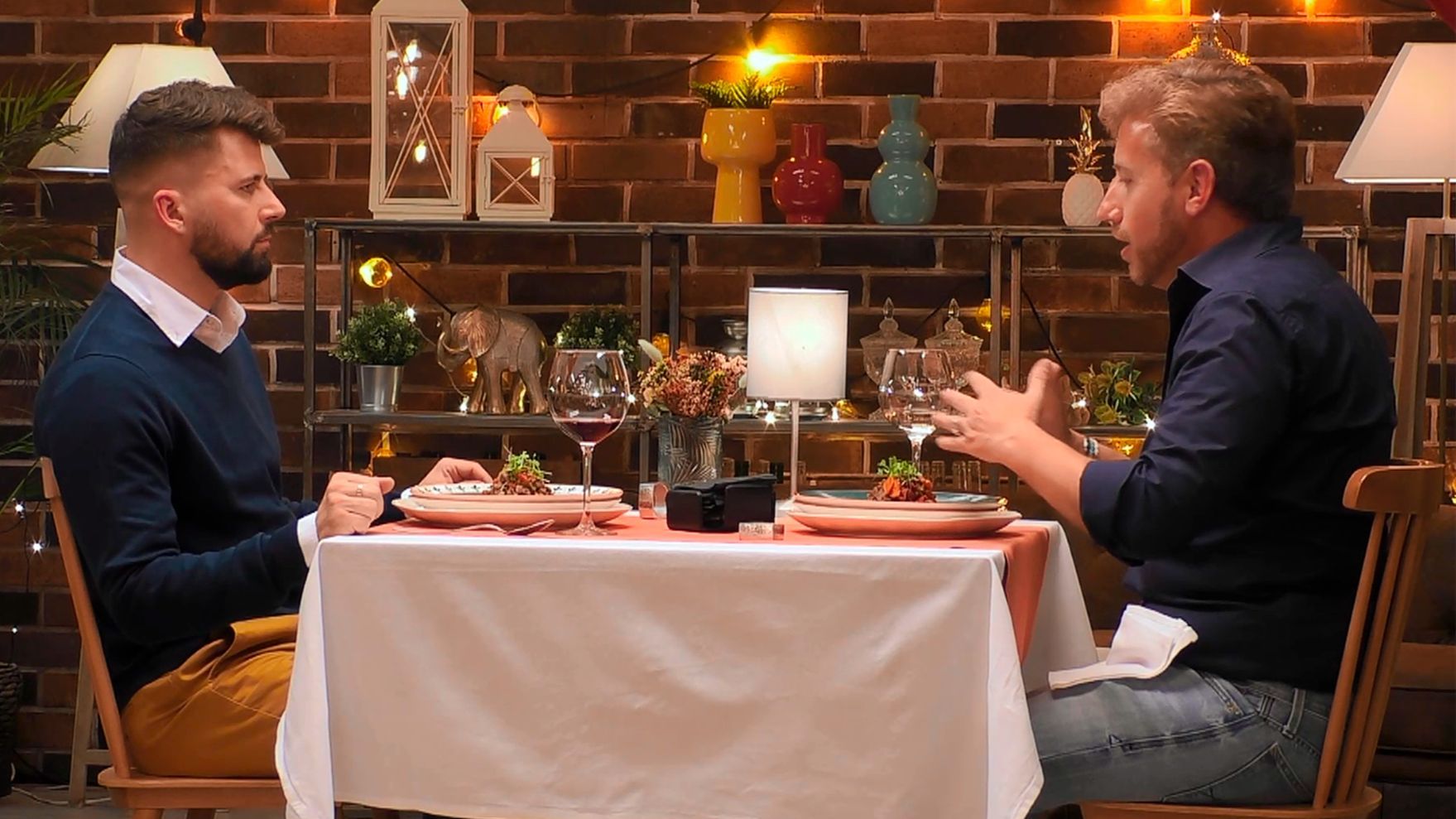 Antón y Carlos durante su cita en 'First Dates'