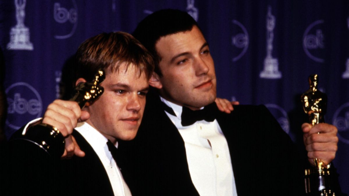 Ben Affleck y Matt Damon tras ganar el Oscar a mejor guion original por ‘El indomable Will Hunting’