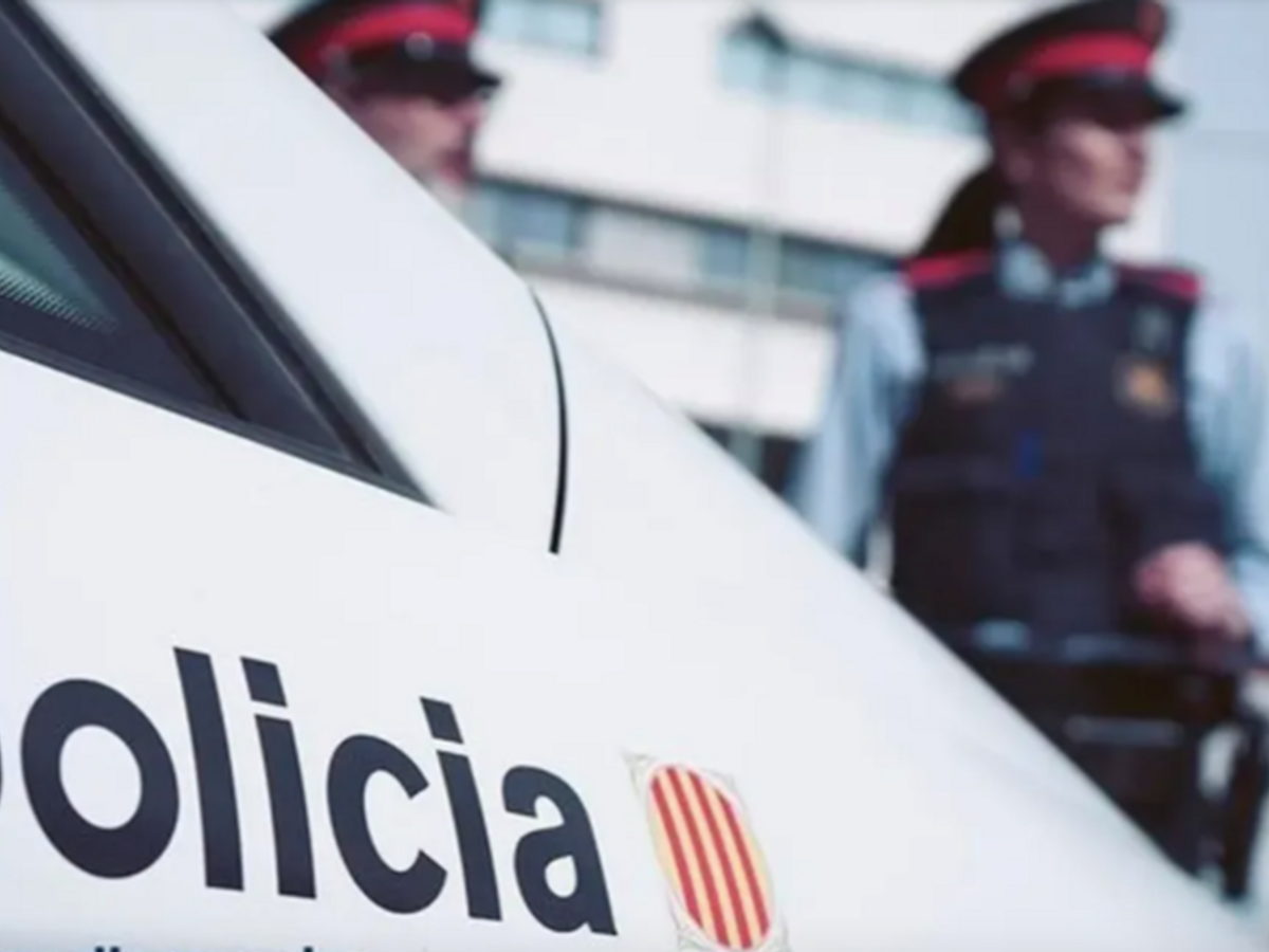 Liberan a una mujer atada de manos y pies en un piso de acogida en Girona