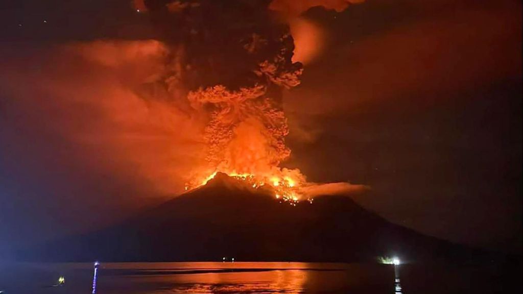 La erupción del volcán Ruang, en Indonesia, eleva al máximo el nivel de alerta: hay casi un millar de evacuados