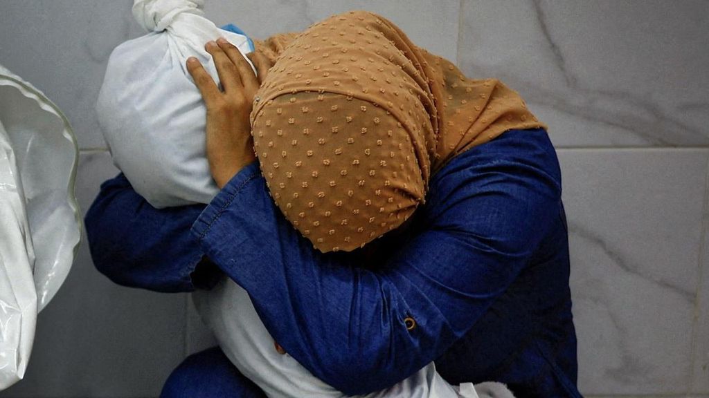 La imagen de una mujer palestina abrazando a su sobrina muerta en Gaza gana el World Press Photo