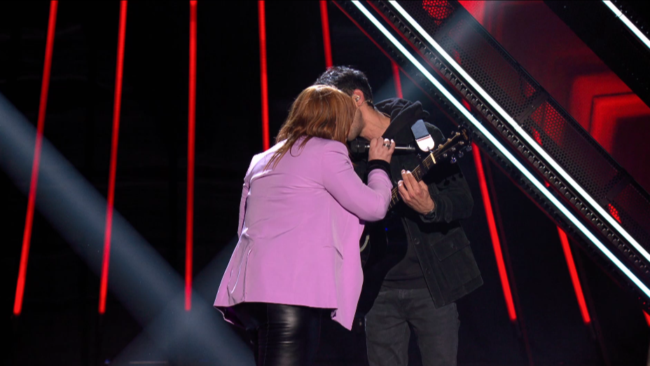 Manu y May llenan de amor el plató de 'Factor X' con un apasionado beso al terminar su actuación: "¡Qué bonito es el amor!"