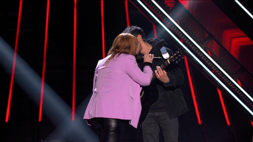 Manu y May llenan de amor el plató de 'Factor X' con un apasionado beso al terminar su actuación: "¡Qué bonito es el amor!"