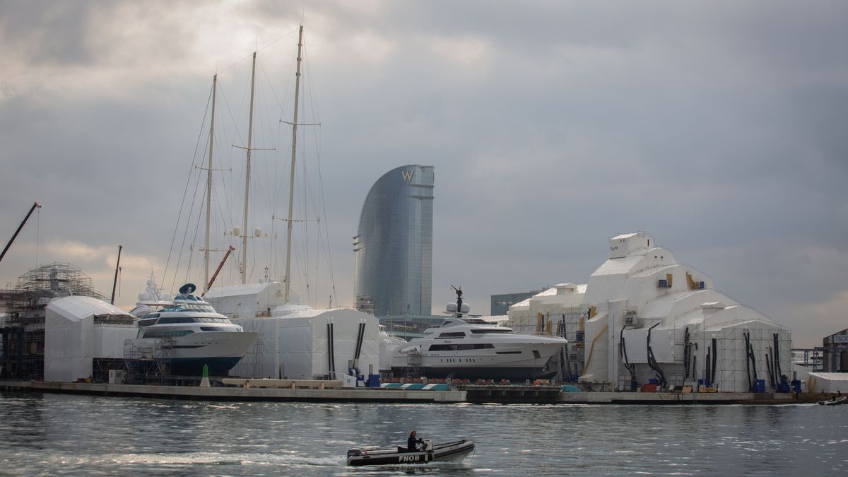 Varios barcos en el puerto de Barcelona