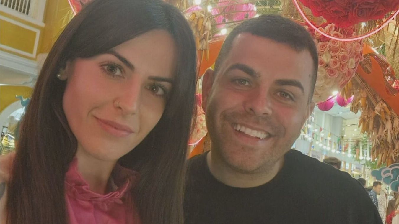 Álex, el español hospitalizado en Tailandia, junto a su mujer Usoa