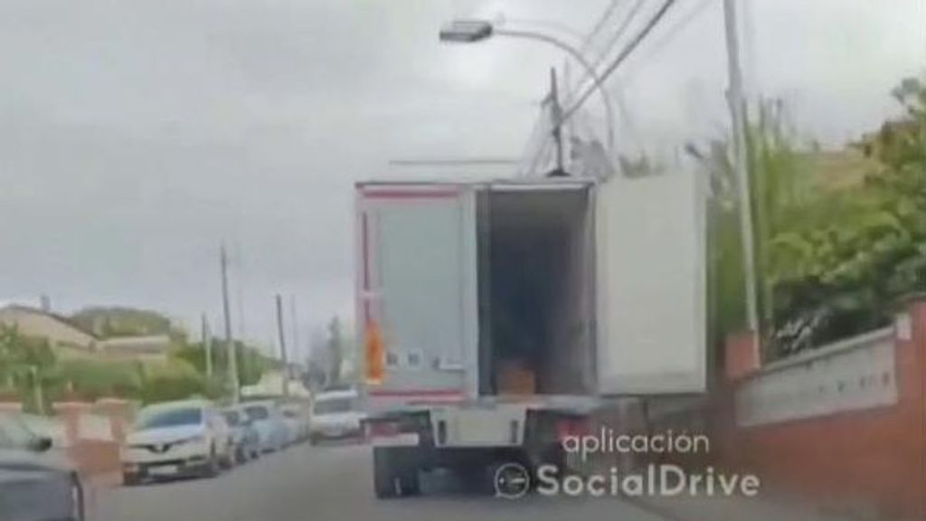 Graban el el peligroso momento en el que se abre el portón de un camión y arrasa con las farolas de una calle de Barcelona