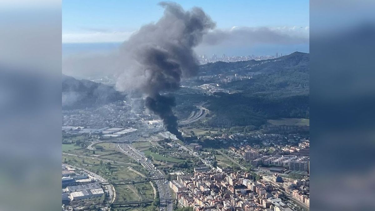 Un incendio en un punto limpio de Montcada i Reixac provoca una gran columna de humo en Barcelona