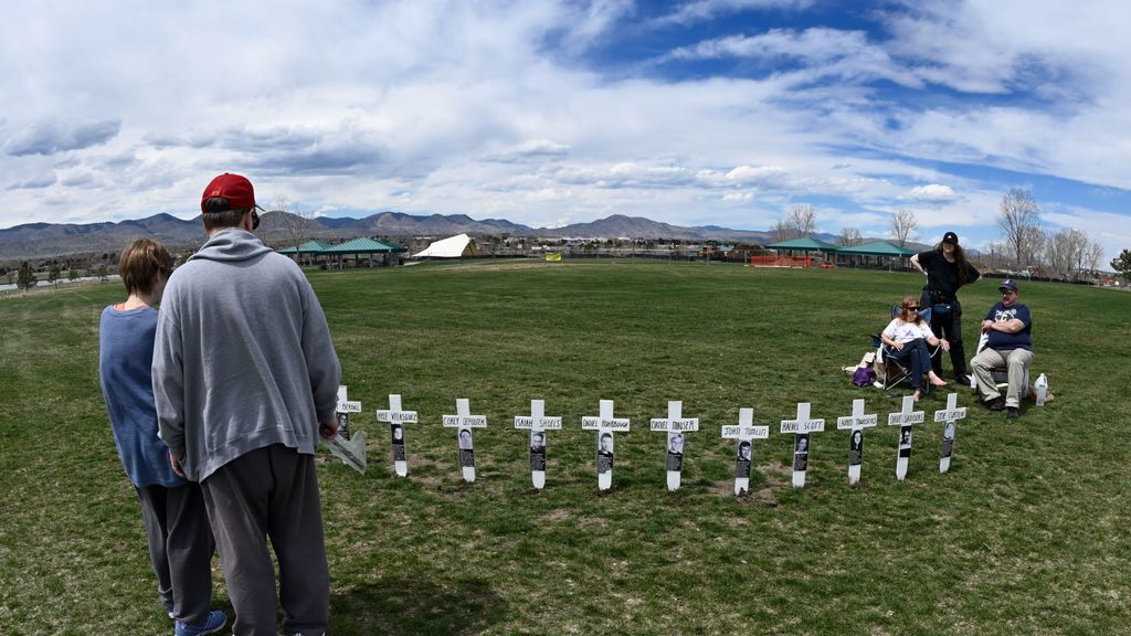 Se cumplen 25 años de Columbine: la masacre que puso en primera línea el debate sobre las armas de fuego en EEUU