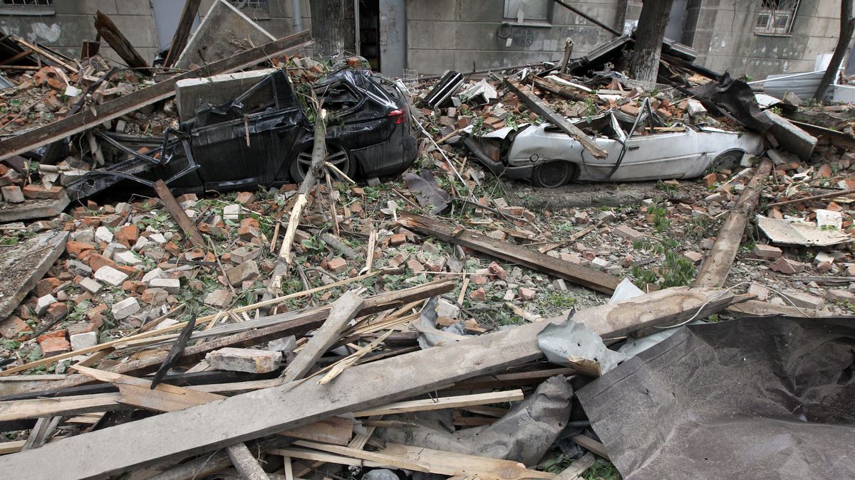 Escombros tras un ataque ruso sobre la localidad de Dnipro