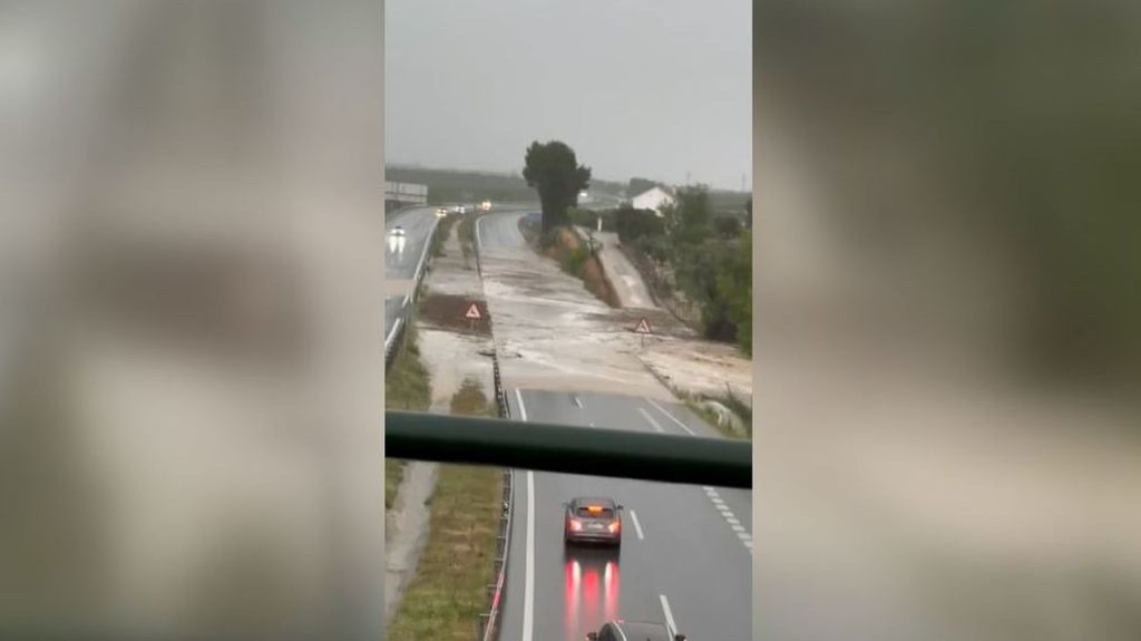 Muere un menor al volcar un coche en la A-92, anegada por las lluvias, en Granada