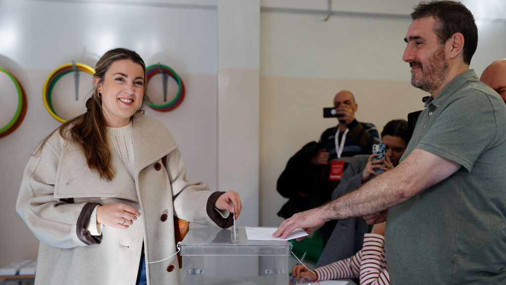 Alba García se olvida de la papeleta cuando iba a votar