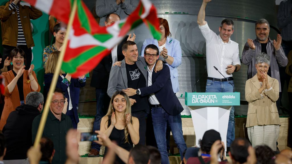 El candidato de EHBildu a las elecciones en el País Vasco, Pello Otxandiano y el Coordinador General del partido, Arnaldo Otegi