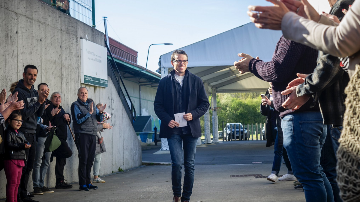 El paseíllo entre aplausos a Pello Etxondiano, candidato de Eh Bildu, al acudir a votar: "Ari, ari, ari, Pello lehendakari"