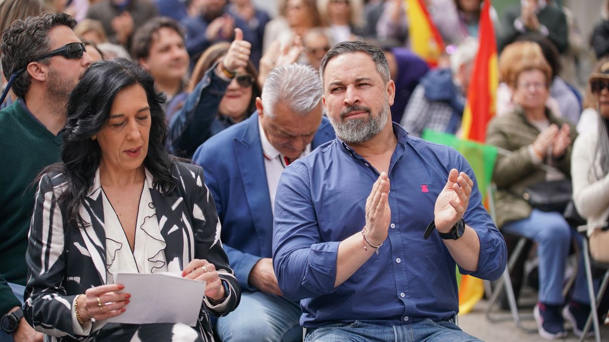 La candidata de VOX a Lehendakari, Amaia Martínez, y el presidente de VOX, Santiago Abascal
