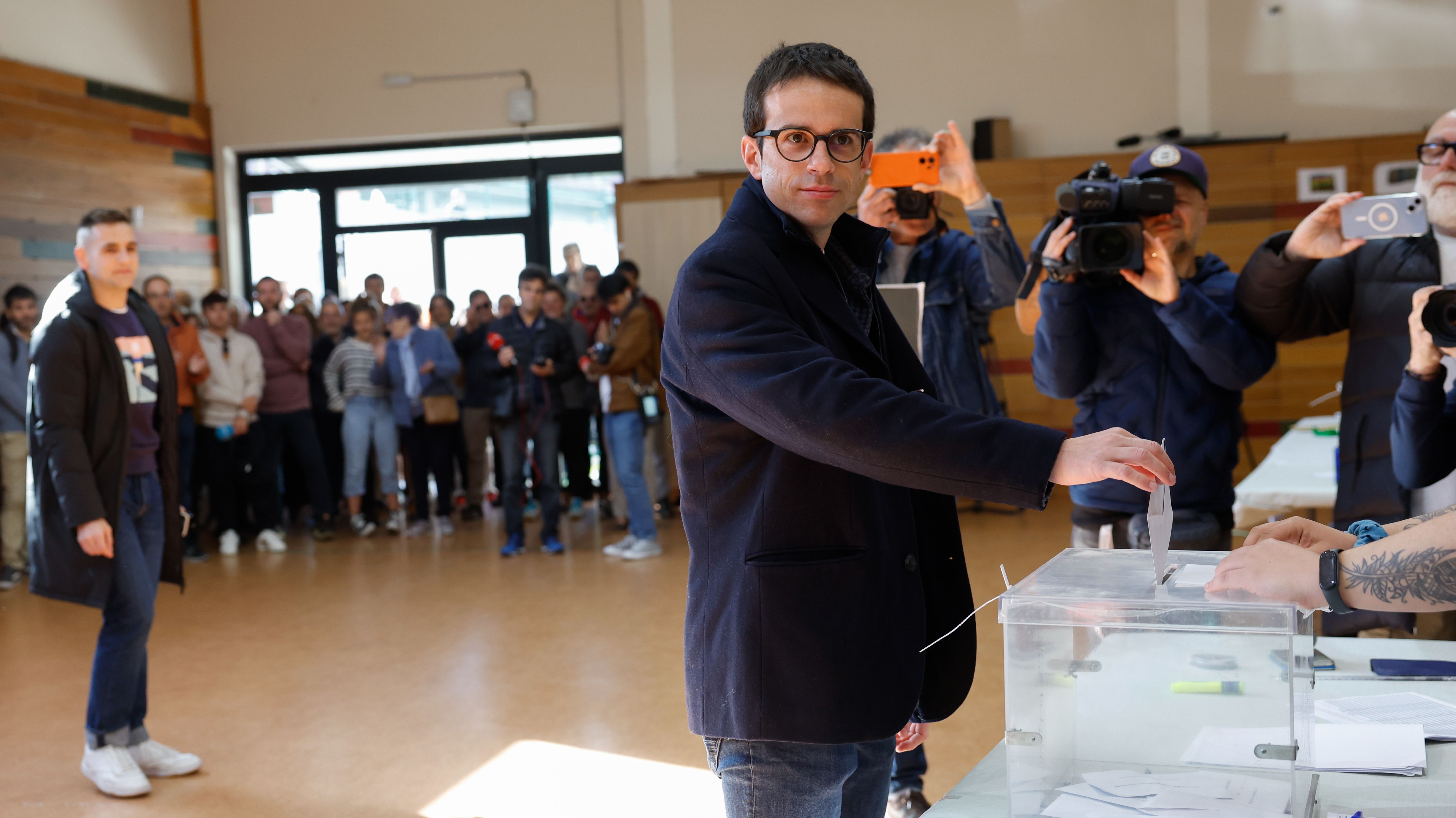 Pello Otxandiano vota entre aplausos en Vizcaya