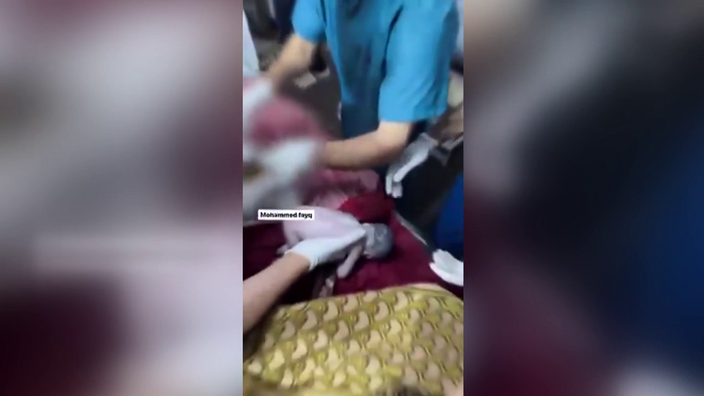 Salvan a un bebé en Rafah: le han sacado del vientre de su madre fallecida