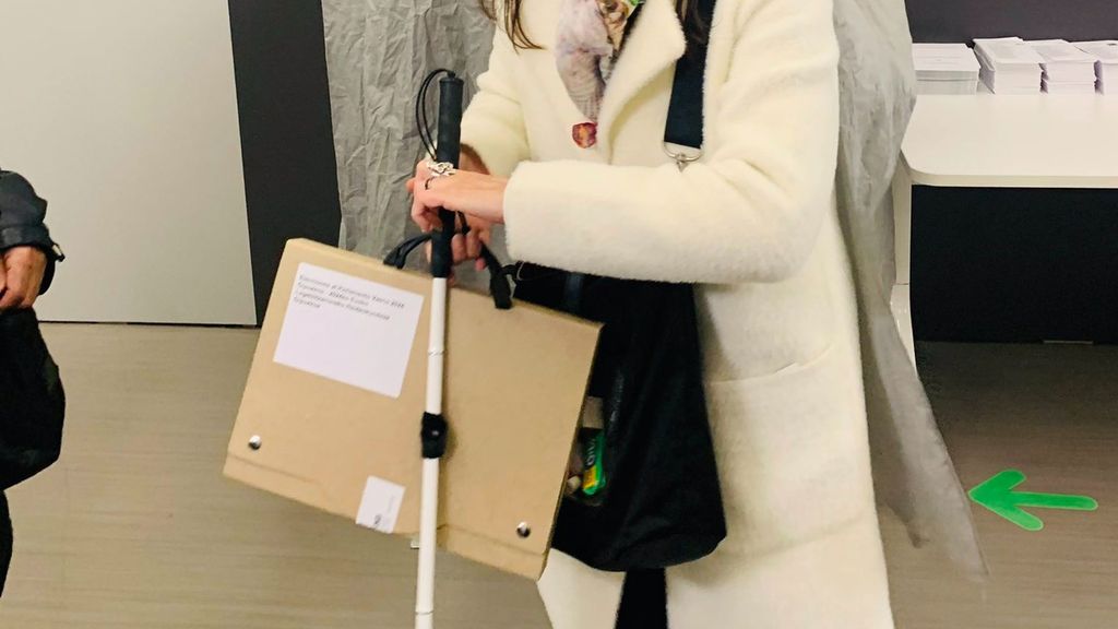 Mujer invidente vota en las elecciones vascas de este domingo
