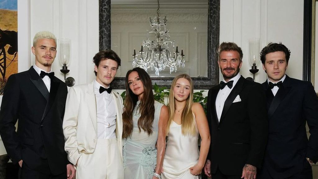 Victoria Beckham y David Beckham junto a sus hijos