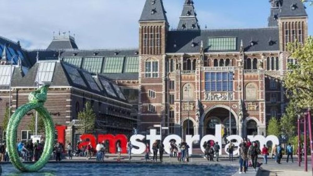 Amsterdam pone coto al turismo de masa