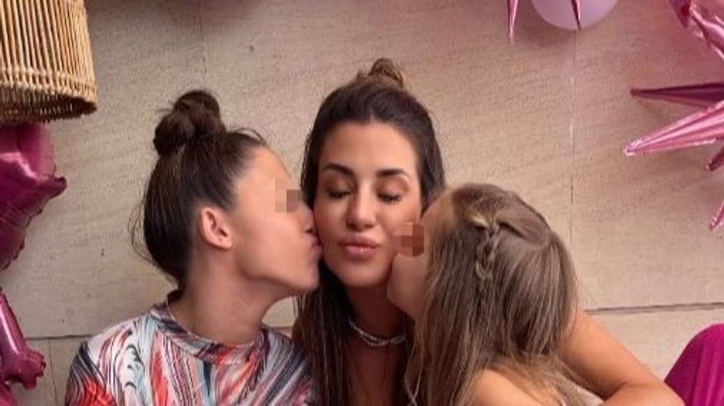 Así ha posado Elena Tablada junto a sus dos hijas, Ella Bisbal y Camila (Imagen Instagram: @hellentablada)