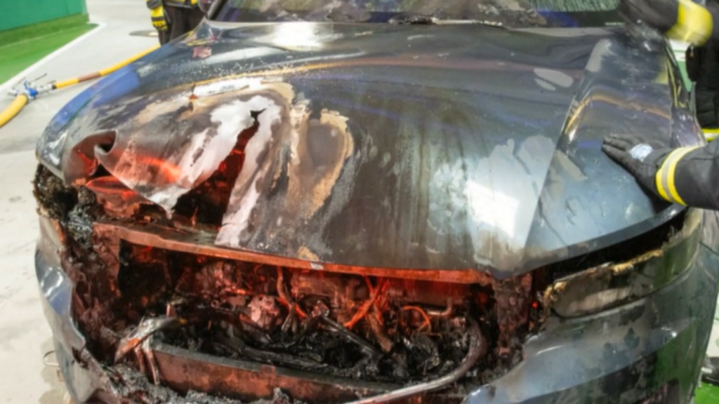 Incendio de un coche híbrido en un garaje de Madrid: las dificultades de apagar una batería de litio