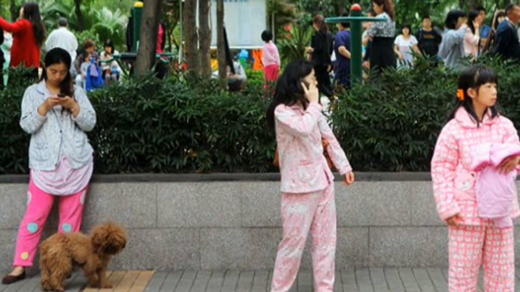 La tendencia de ir en pijama al trabajo: los jóvenes chinos reivindican mejores condiciones laborales