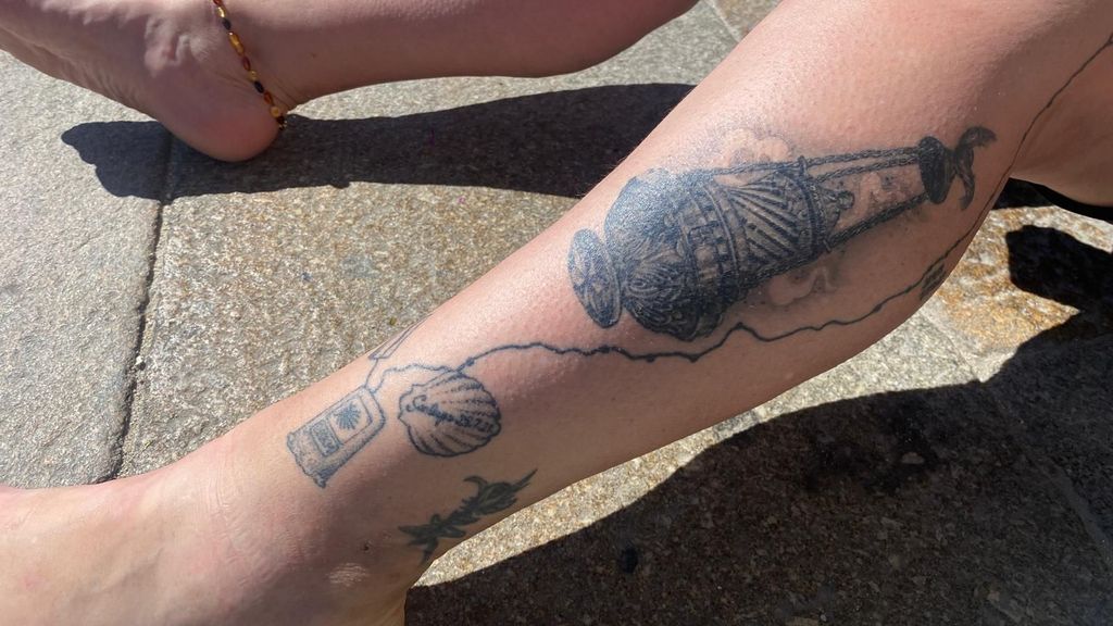 Tatuaje del botafumeiro en la pierna de una peregrina.