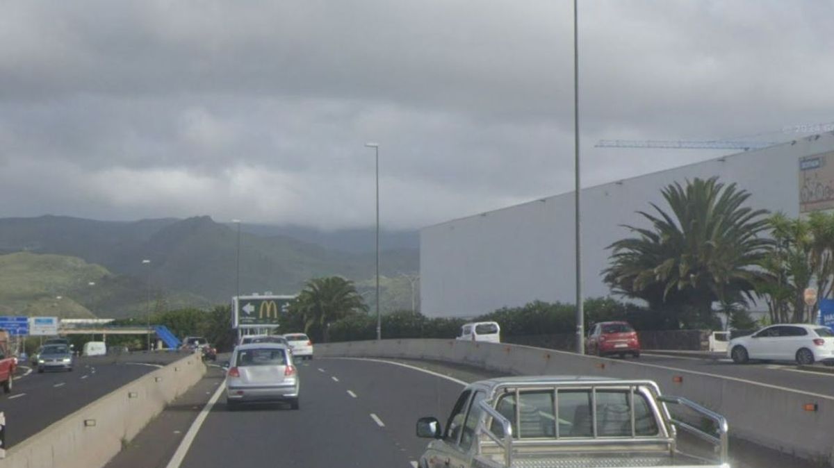 Un hombre, en estado crítico tras sufrir un infarto mientras conducía un coche de autoescuela en Tenerife