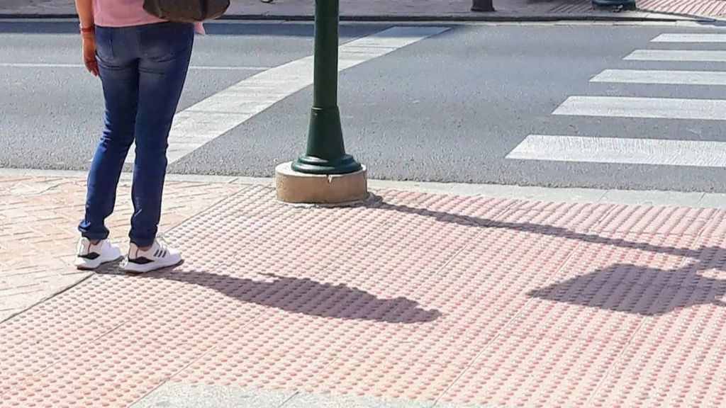 una persona frente a un paso de peatones 0a73