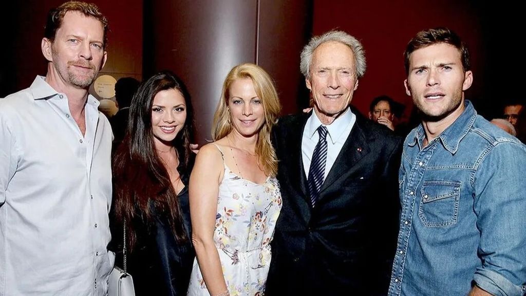 Clint Eastwood con algunos de sus familiares