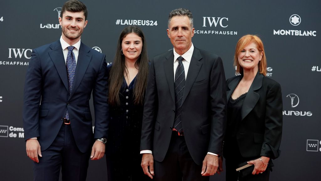 El ciclista, junto a su mujer Marisa y sus hijos Jon y Ana, en los Premios Laureus 2024