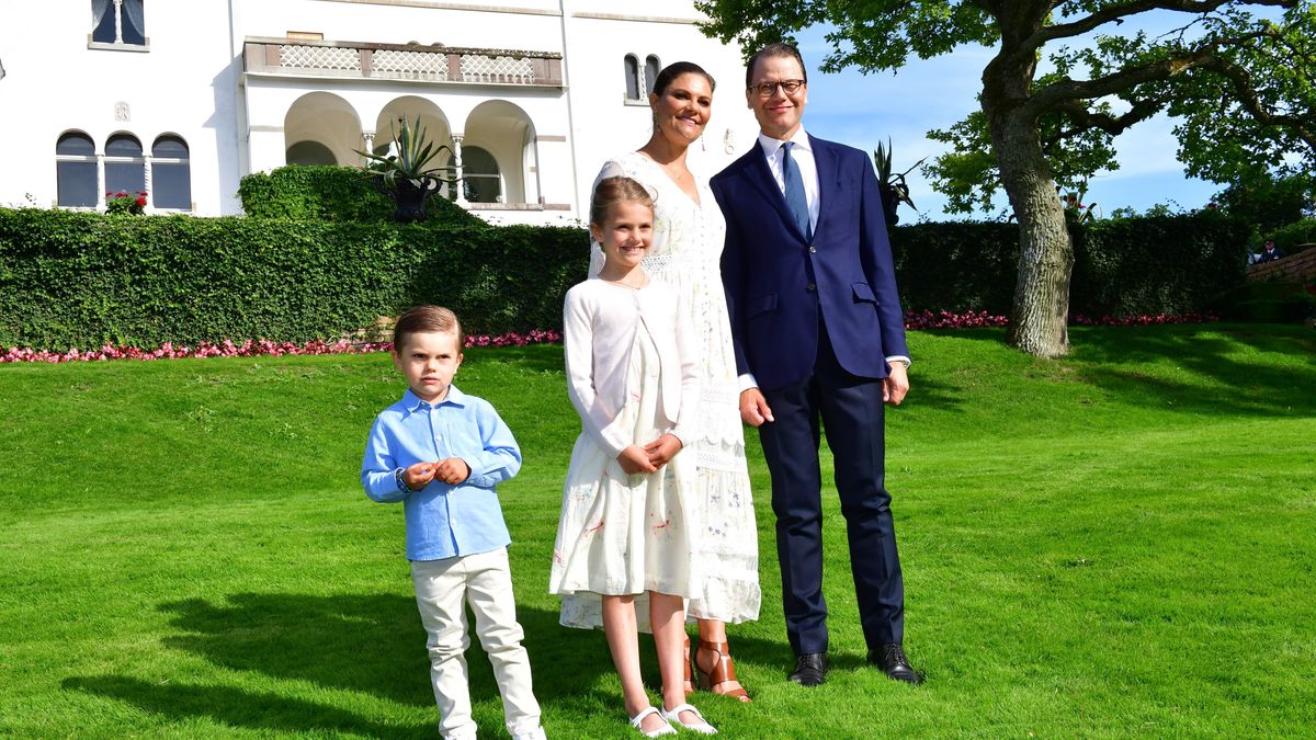 Estelle y Oscar, junto a su padres, Victoria y Daniel de Suecia.