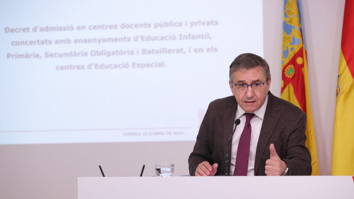 José Antonio Rovira, conseller de Educación, anuncia la implantación del nuevo decreto