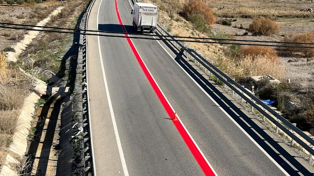 La línea roja que ya podemos ver en determinadas carreteras españolas