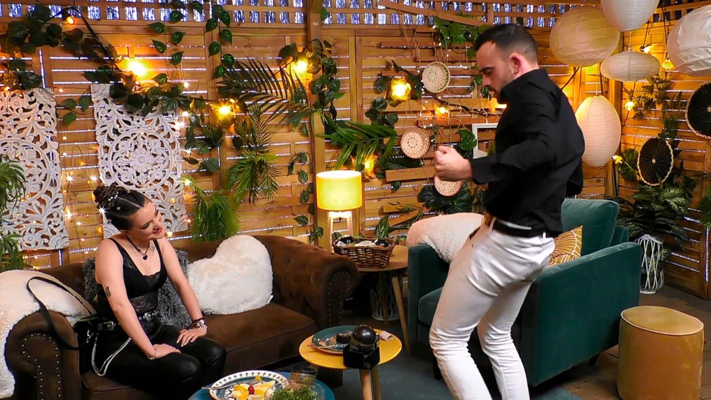 Leticia y Genís durante su cita en 'First Dates'