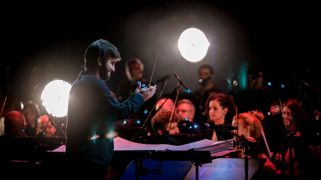 Lucas Vidal dirigiendo durante el concierto por los 100 años de Disney, el año pasado.