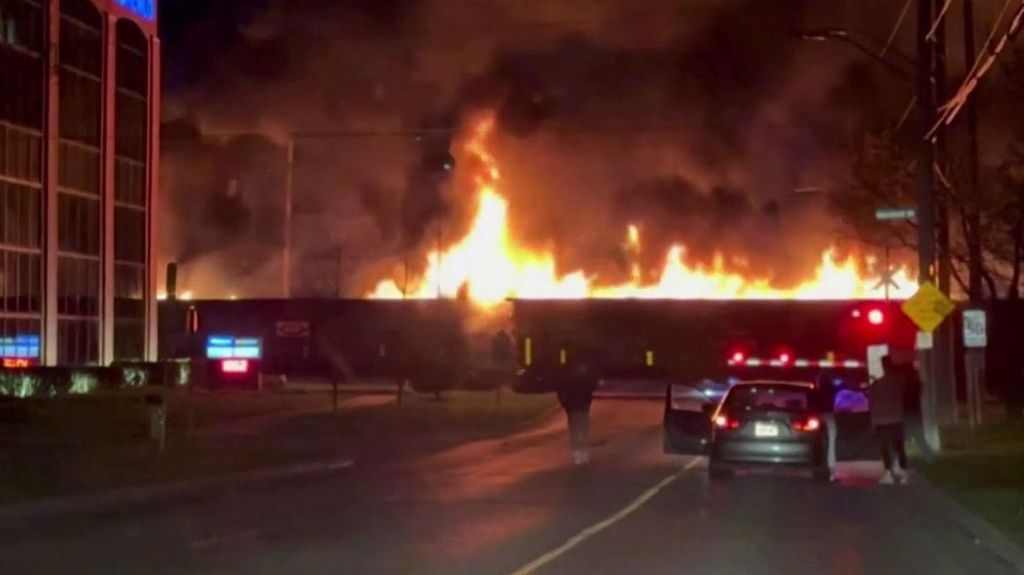 Un tren envuelto en llamas siembra el caos en el centro de Ontario, Canadá: no ha habido heridos