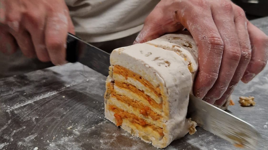 Xavier, el joven artesano reconocido por su Pan de Sant Jordi sin gluten