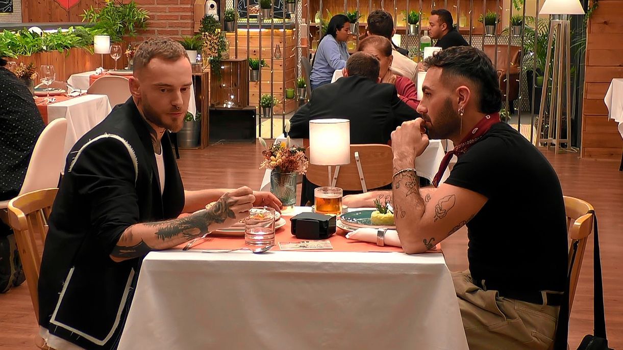 Adrián y Antón durante su cita en 'First Dates'