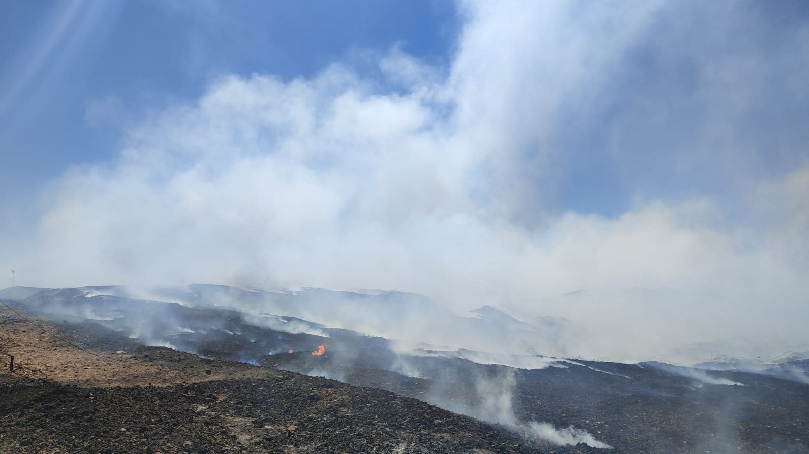 Arde la planta de reciclaje de Requena: los vecinos, que salen con mascarilla, solicitan trasladarla
