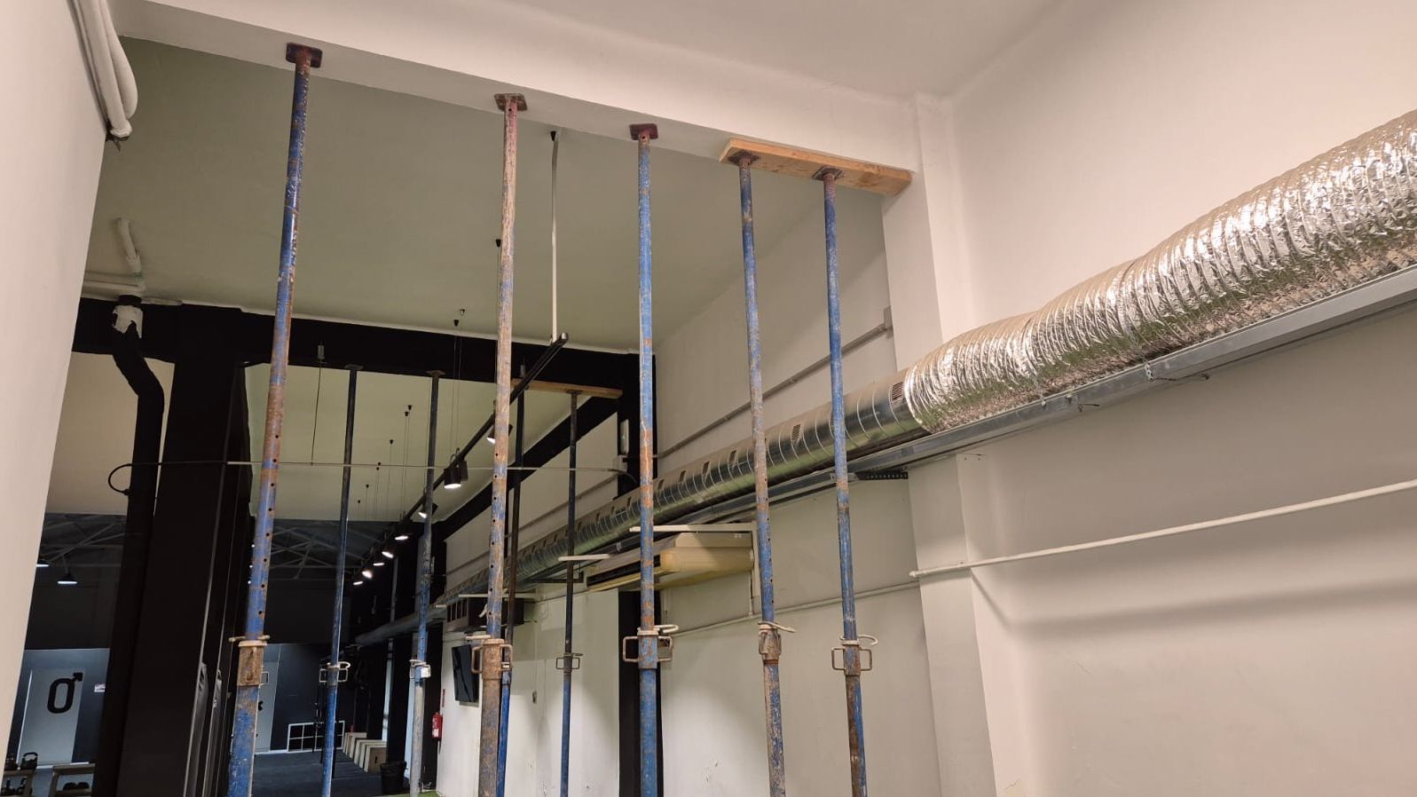 Desalojan un edificio en Valencia por las grietas provocadas por una obra