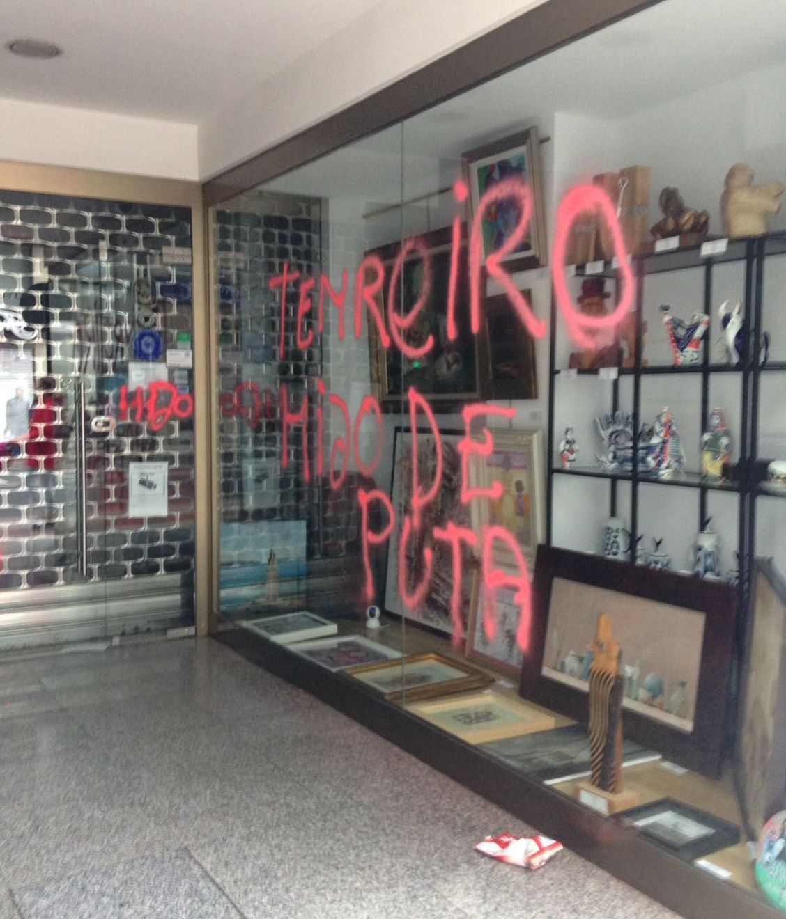 El artista eligió esta galería de A Coruña porque fue la que apareció pintada en 2018