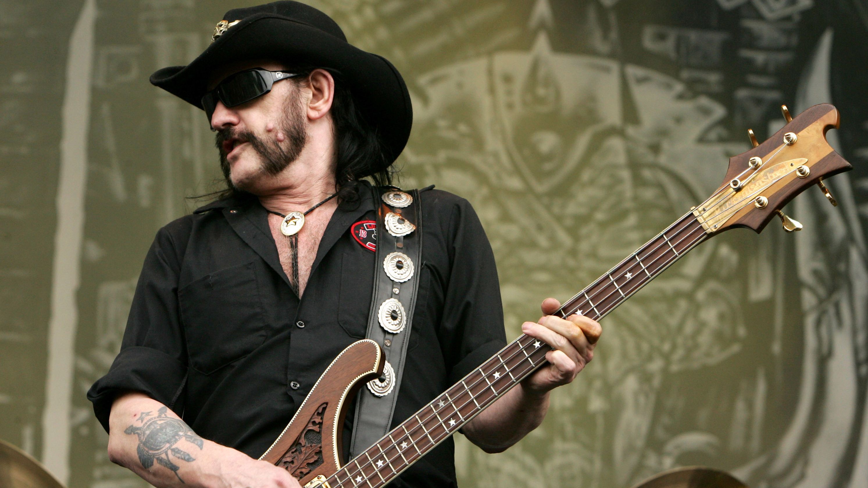 El finado Kilmister, hoy bajo la piel de Hetfield.